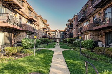 Mahalledeki bir mülk. Lüks, lüks bir mahalle mahalle mahallesi manzarası. Emlak sigortası ve gayrimenkul. Banliyö mahallesi. mülkiyet ve mimarlık. Arka sokak.