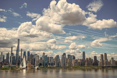 New York City, ABD - 05 Mayıs 2023: Manhattan şehir merkezi gökdelen mimarisi.