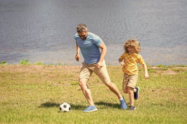 Baba oğluyla iyi eğlenceler. Babalığın zorlukları. Baba ve oğul dışarıda çocukluk maceralarını yaşıyorlar. Baba ve oğul çocukluklarında futbol oynuyorlarmış. Oğlu ve babasının çocukluk anıları..