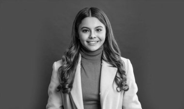 Stüdyodaki mutlu genç kızın portresi. Genç bir kızın portresi. Esmer saçlı genç kız portresi. Kırmızı arka planda izole edilmiş genç kız portresi.