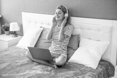 Mutlu kadın kulaklıkla müzik dinliyor. Kadın evde kulaklık takarak müzik dinliyor. Kulaklıklı müzik kadını..
