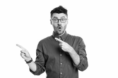 Gözlüklü yönetmen. Yetişkin yönetmen tişört giyiyor. Kafkasyalı yönetmen stüdyoyu işaret etti. Yönetmen beyaz arkaplandan izole.