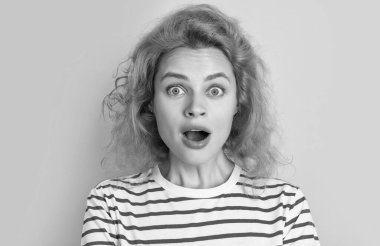 Şok olmuş kızıl saçlı kadın yüzü sarı arka planda izole edilmiş. Stüdyodaki genç kızıl saçlı kadının yüzü. Yetişkin kızıl saçlı kadın yüzü.