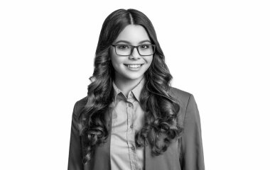 Arka planda beyaz, genç bir kızın portresi var. Gözlüklü, beyaz, genç bir kızın fotoğrafı. Beyaz elbiseli beyaz tenli genç kız. Stüdyoda gözlüklü beyaz kız..