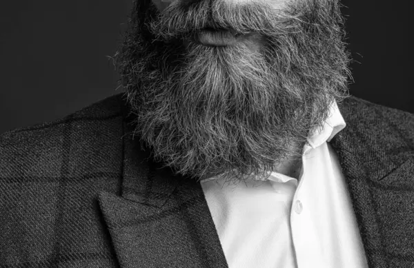 Bıyıklı sakallı adam kırmızıda izole edilmiş. Stüdyoda bıyıklı sakallı bir adam. Bıyıklı sakallı adam manzarası. Arka planda bıyıklı sakallı adamın yakın plan fotoğrafı..