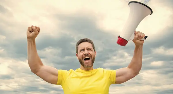 Man Yellow Shirt Shout Loudspeaker Sky Background Important — Stock Photo, Image