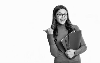 Stüdyoda fotokopi odası olan genç kız eğitimi. Okulda genç kız eğitimi. Beyaz arka planda izole edilmiş liseli kız öğrencinin eğitimi. Genç kızların okul eğitimi. Okula geri dön..