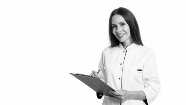 Beyaz arka planda hafıza kaybını not eden doktor, kopyalama alanı. Stüdyoda hafıza kaybı olan bir doktor. Doktor Hold 'un beyaz önlük giydiği fotoğraf. Doktordan hafıza kaybı..