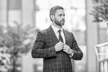 Sokakta ceket giyen şık bir iş adamı. İş patronunun kravatlı fotoğrafı. İş patronu dışarıda. Kentsel altyapıda iş patronu.