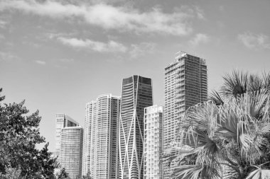 Mavi gökyüzünde inanılmaz yüksek gökdelen mimarisi. Gökdelen mimarisi açık havada. Miami 'deki gökdelen mimarisi. Gökdelen mimari binasının fotoğrafı.