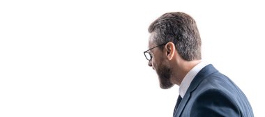 İşadamı beyazdan izole edilmiş. Patron ya da çalışan. Kendine güvenen bir iş adamı. Profesyonel başarılı CEO. Liderlik. Hırslı bir iş uzmanı. Takım elbiseli bir iş adamı. Bağırıyor ve tartışıyorlar..