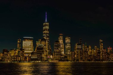 New York 'un gece silueti olan Manhattan. NYC Manhattan 'ın şehir manzarası. Metropolitan şehri New York, Manhattan 'ın gökdelen manzarası. Gökdelen mimarisi olan Manhattan şehir manzarası. Birleşik Devletler.