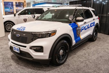 New York City, ABD - 27 Mart 2024: Ford Explorer polis arabası New York Uluslararası Otomobil Fuarı, köşe manzaralı.