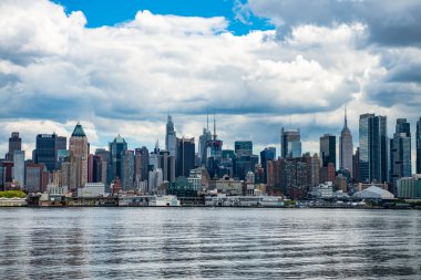 New York City, ABD - 05 Mayıs 2023: NYC şehir manzarası sergileri, yüksek gökdelenler, aşağı doğu yakası.