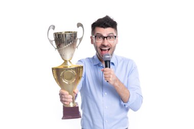 İş başarısı. İş adamı. Beyazlar arasında başarılı bir toplantı. Başarılı iş adamı şampiyonluk kupasını elinde tutuyor. İş ödülü ve başarı. İşadamı kazananı açıkladı.