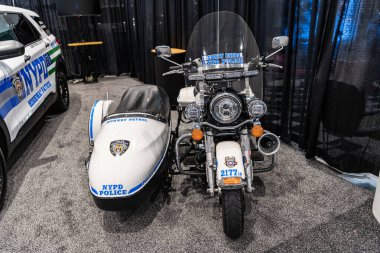 New York City, ABD - 27 Mart 2024: Harley Davidson motosiklet NYPD Polisi New York Uluslararası Otomobil Fuarı, ön manzara.