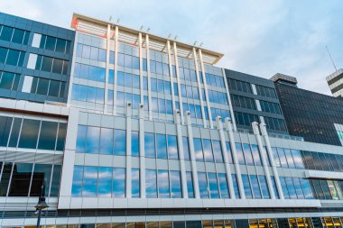 Modern cam bina. Metropolis City 'deki gökdelen. Şehir merkezinde gökdelenli. İş bölgesindeki ofis binası. Gökdelen mimarisi. Cam cepheli gökdelen.