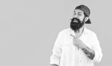 Stüdyoda havalı sıradan bir adam var, Banner. Arka planda havalı sıradan bir adam. Bıyıklı sıradan bir adam. Sarı üzerine izole edilmiş havalı sıradan bir adam.