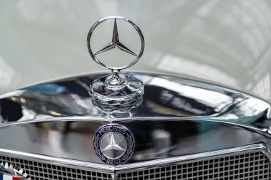 New York City, ABD - 27 Mart 2024: Mercedes Benz W105 W128 W180 üstü açık eski araba logosu New York Uluslararası Otomobil Fuarı.