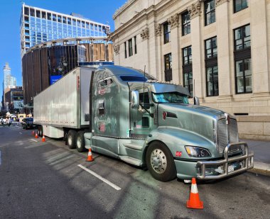 New York, ABD - 01 Eylül 2023 Kenworth T660 kamyonet cadde, köşe manzaralı.