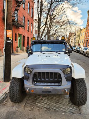 New York City, ABD - 18 Mart 2024: Jeep Wrangler JK lüks spor arabası, üst manzara.
