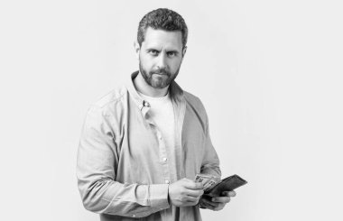 Yetişkin bir adam stüdyo geçmişinden izole edilmiş maaş ödüyor. Adam stüdyoda maaş ödüyor. Adam maaş banknotlarını ödüyor. Maaş ödeyen adamın fotoğrafı.