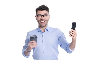 Kahveli bir iş adamı beyazın üstüne izole edilmiş. Kahve molası. İş iletişimi. Adam iş konuşuyor. Telefon var. İş adamı iletişim için telefonu kullanıyor. Profesyonel yazışmalar.