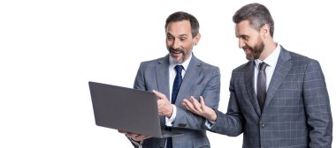 Serbest çalışanlar blogu internete yüklüyor. Çevrimiçi çalışan serbest çalışan. İş adamları serbest çalışmak için dizüstü bilgisayar kullanır. İşletme bilgisayarında serbest çalışmak. Serbest çalışan işadamları beyazları izole ediyor. İletişim. Boşluğu kopyala.