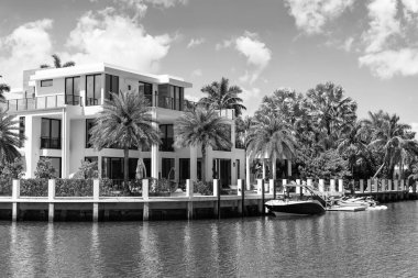 Yaz tatili için yatı olan lüks bir villa. Yaz tatilinde dinlenmek için güzel bir villa. Yaz tatilinde özel yatı olan modern bir villa. Villada yaz tatili için rüya gibi bir yer..