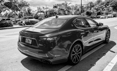 Miami, Florida ABD - 25 Mart 2023: kırmızı 2016 Maserati Ghibli S Q4 parkedilmiş araç, arka köşe manzaralı.