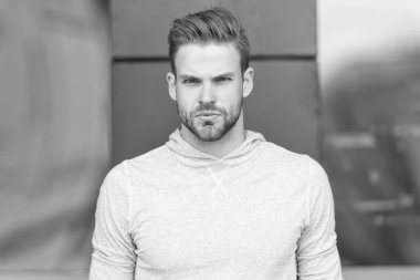 Sokaktaki kapüşonlu adamın yüzü. Kapüşonlu spor adamın fotoğrafı. Kapüşonlu spor adam. Kapüşonlu adam..