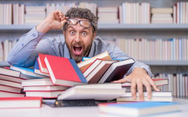 Okula dönüyorum. Kitaplı üniversite eğitimi. Okul öğretmeni eğitimi sever. Okul kütüphanesindeki kitap kurdu ineği. Üniversite profesörü öğrenme ve öğrenme. Okul eğitimi. Gerçek öğretmen..