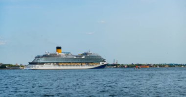 New York 'ta gemi turu. New York Manhattan 'ın silueti Hudson Nehri yolcu gemisiyle geziyor. New York gemi seyahati