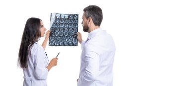 Sağlık ve ilaç. Tıp konsepti. Doktor, nükleer ilaçların röntgenini çekin. Tıp doktoru MR 'ı beyaza izole etti. Doktor beyin taramasında hasar ya da hastalık var mı diye bakıyor. Boşluğu kopyala.