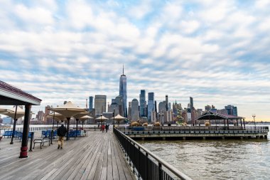 New York, Jersey City, ABD - 20 Aralık 2023: NJ New Jersey limanında modern gökdelen mimarisi ile Skyline şehir manzarası.