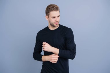 Beyazlı genç bir adam gri yolda izole edilmiş. Kendine güvenen adam portresi. Erkeklerin cilt bakımı. Erkek derisi. Adamın şık bir saç kesimi var. Moda saç stili olan bir adam. Sıradan erkek tarzı. Manyetik Yakışıklılık.