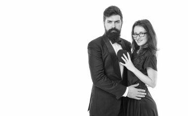 Mutlu ilişki kavramı. Mükemmel eşleşme. Anlaşma ve karşılıklı anlayış. Yıldönümünü kutlayalım. Sevgililer günün kutlu olsun. Özel bir gün. Birbirine aşık bir çift. Aile çifti. Evli çiftin kalbi kırmızıdır..