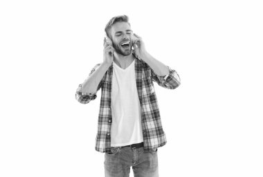 Gülen adam beyaza izole edilmiş müziği dinle. Adam arka planda müzik dinliyor. Stüdyoda müzik dinliyoruz. Bir adamın fotoğrafı. Müziği dinle..