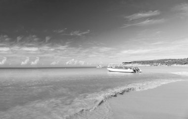 Yaz tatili teknesi, kopyalama alanı. Deniz Burnu 'nda yaz tatili teknesi. Deniz kenarında yaz tatili teknesi. Plajdaki yaz teknesinin fotoğrafı..