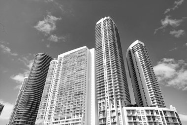 Gökdelen mimarisinin yatay fotoğrafı. Mavi gökyüzünde yüksek gökdelen binası. Dışarıdaki gökdelen binası. Miami 'deki gökdelen binası.