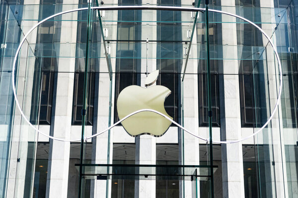 Нью-Йорк, США - 25 марта 2024 года: логотип пространственной технологии Apple Vision Pro в розничном магазине.