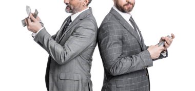 Stüdyodan para kazanan işadamları görülüyor. İş adamları para kazanıyorlar. Para kazanan iş adamlarının fotoğrafı. İşadamları, beyaz arka planda izole edilmiş olarak para kazanıyor..