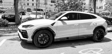 Miami Beach, Florida ABD - 14 Nisan 2021: beyaz Lamborghini Urus Sedan, yan görüş. spor geçişi.