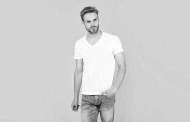 Sarı arka planda kıllı adam, moda..