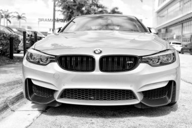 Miami Beach, Florida USA - 15 Nisan 2021: Sarı bmw m4, alçak açı. Lüks spor araba..