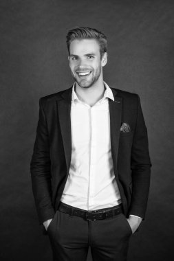 Siyah arka planda saç stili olan mutlu genç adam, erkek güzeli..