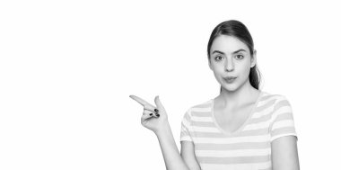 Beyaz arka planda izole edilmiş çizgili tişörtlü komik genç kız. işaret parmağı.