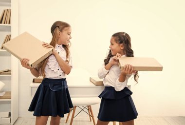 Okul dersine hazırım. Okuldaki iki kız. Eğitim ve bilgi. Okul kavgası. Çocuklar klasörü tutuyor. Lise eğitimi. Kızlar için eğitim. Çocuklar masadaki kızlar..