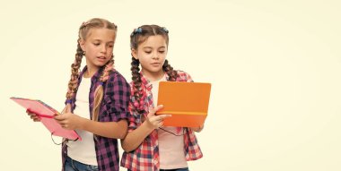 Okula dönüyorum. Lise eğitimi. Çocuklar günlük hakkında düşüncelerini paylaşırlar. Çocuk eğitimi. Okul çocukları ve günlükleri. Arkadaşlıklarının günlüğü. Okul yaşıyor. Boşluğu kopyala.