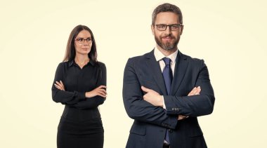 İş arkadaşlarının fotoğrafı profesyonellerin gülümsemesi. İş arkadaşları beyaz arka planda izole edilmiş. Stüdyodaki iş arkadaşları. Formalite icabı iş arkadaşları..